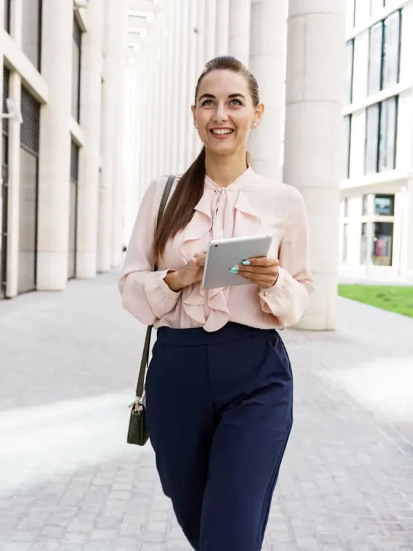 working-as-an-online-consultant-in-a-bank-in-the-business-clothes-of-an-office-employee-